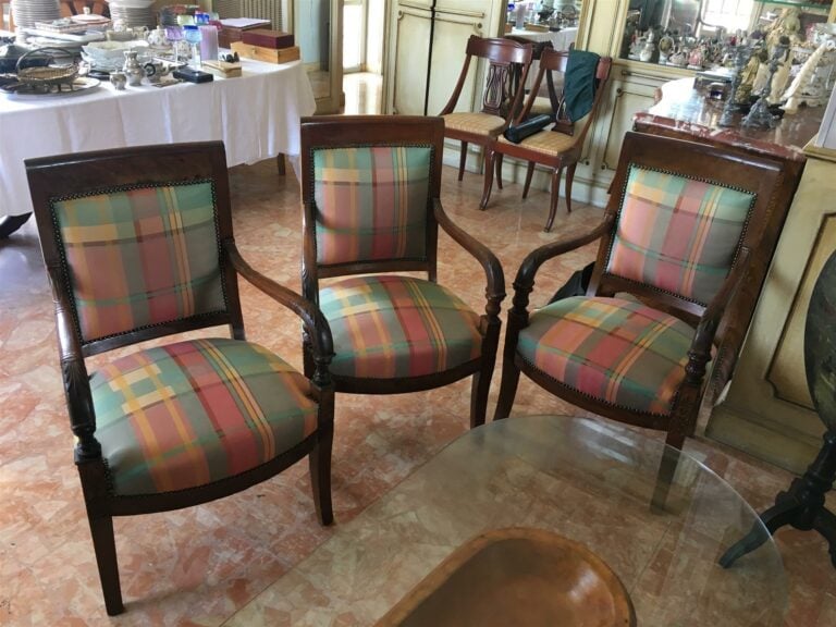 Suite de trois fauteuils en bois naturel d'époque Restauration, garni d'un tiss…