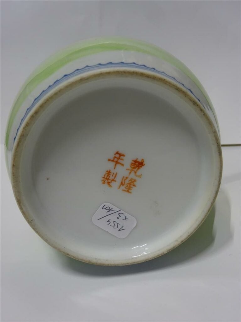 LOT DE TROIS (3) VASES EN CERAMIQUE - Chine et Japon, Epoque XXe siècle - Il co…