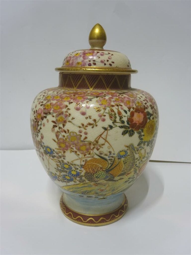 LOT DE TROIS (3) VASES EN CERAMIQUE - Chine et Japon, Epoque XXe siècle - Il co…