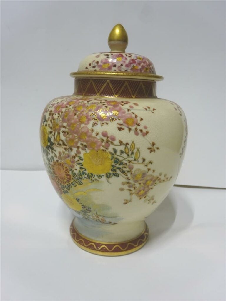 LOT DE TROIS (3) VASES EN CERAMIQUE - Chine et Japon, Epoque XXe siècle - Il co…