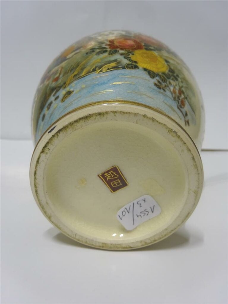 LOT DE TROIS (3) VASES EN CERAMIQUE - Chine et Japon, Epoque XXe siècle - Il co…