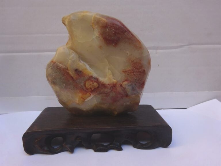 Rocher en agate à décor de fleurs et d'oiseaux sur son socle en bois. - H: 15,5…