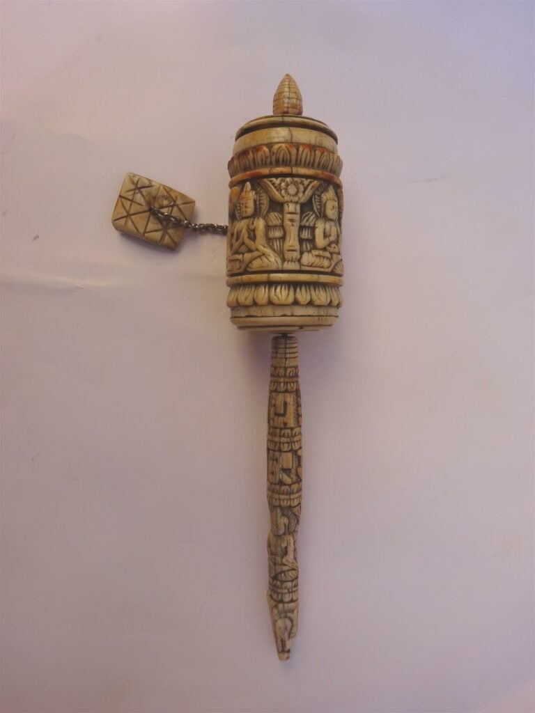 Moulin à prière tibétain en os sculpté à décor de bouddha et lotus - H: 21cm P:…