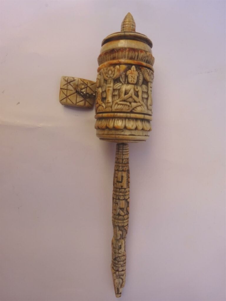 Moulin à prière tibétain en os sculpté à décor de bouddha et lotus - H: 21cm P:…