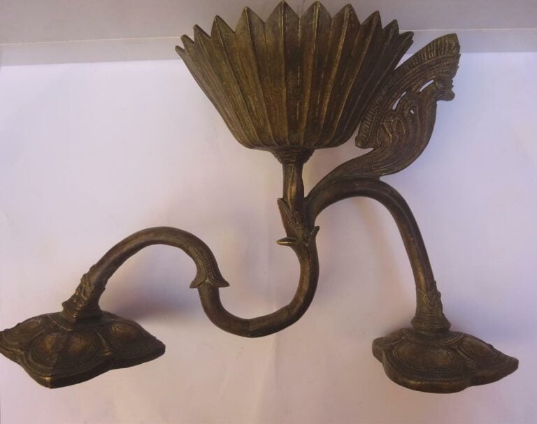 Une Applique murale type Khmer en bronze - L: 36cm l: 10,5 cm P: 22cm