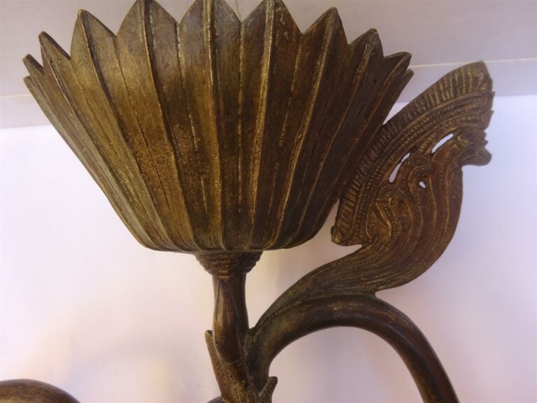 Une Applique murale type Khmer en bronze - L: 36cm l: 10,5 cm P: 22cm