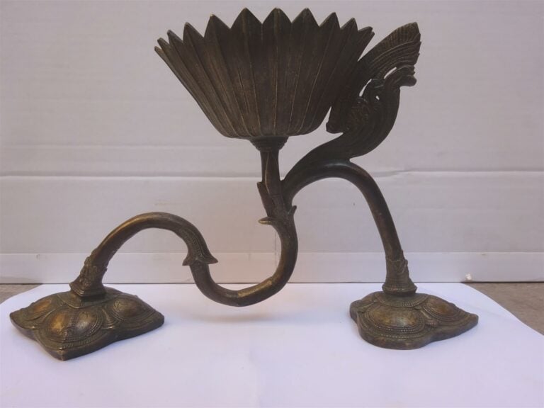 Une Applique murale type Khmer en bronze - L: 36cm l: 10,5 cm P: 22cm