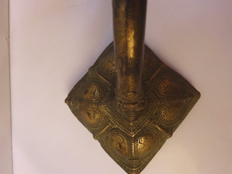 Une Applique murale type Khmer en bronze - L: 36cm l: 10,5 cm P: 22cm
