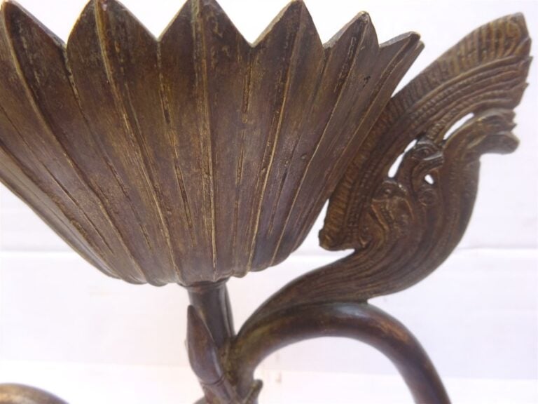Une Applique murale type Khmer en bronze - L: 36cm l: 10,5 cm P: 22cm