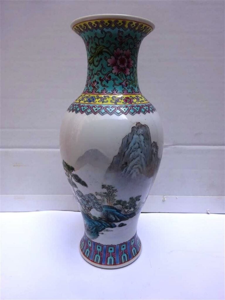 LOT DE DEUX (2) VASES QUEUE DE PHENIX EN PORCELAINE A DECOR EMAILLE POLYCHROME…
