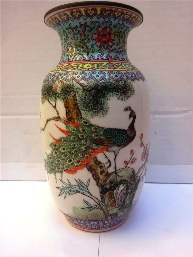 LOT DE DEUX (2) VASES QUEUE DE PHENIX EN PORCELAINE A DECOR EMAILLE POLYCHROME…
