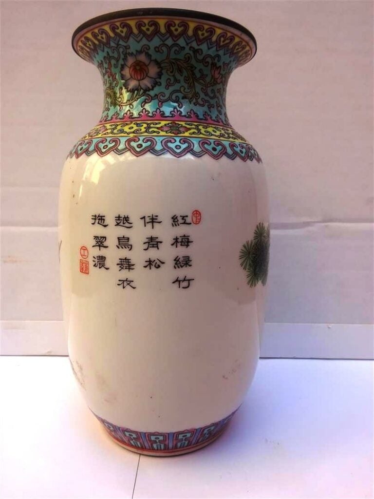 LOT DE DEUX (2) VASES QUEUE DE PHENIX EN PORCELAINE A DECOR EMAILLE POLYCHROME…
