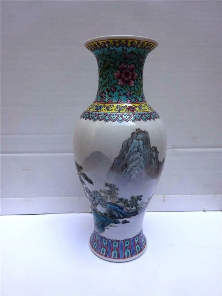 LOT DE DEUX (2) VASES QUEUE DE PHENIX EN PORCELAINE A DECOR EMAILLE POLYCHROME…