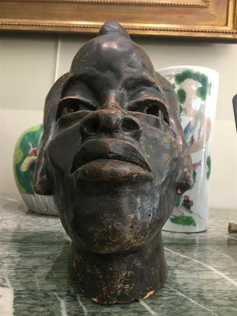 Portrait d'africain - Sculpture en terre cuite patinée. - Hauteur: 30 cm.