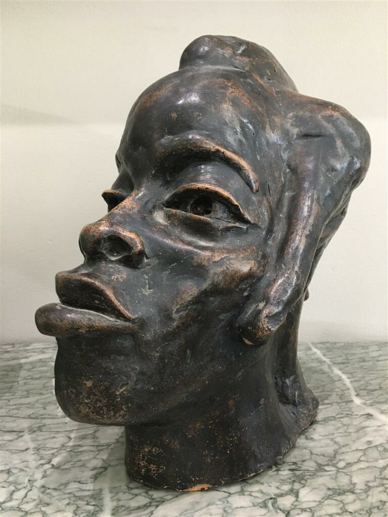 Portrait d'africain - Sculpture en terre cuite patinée. - Hauteur: 30 cm.