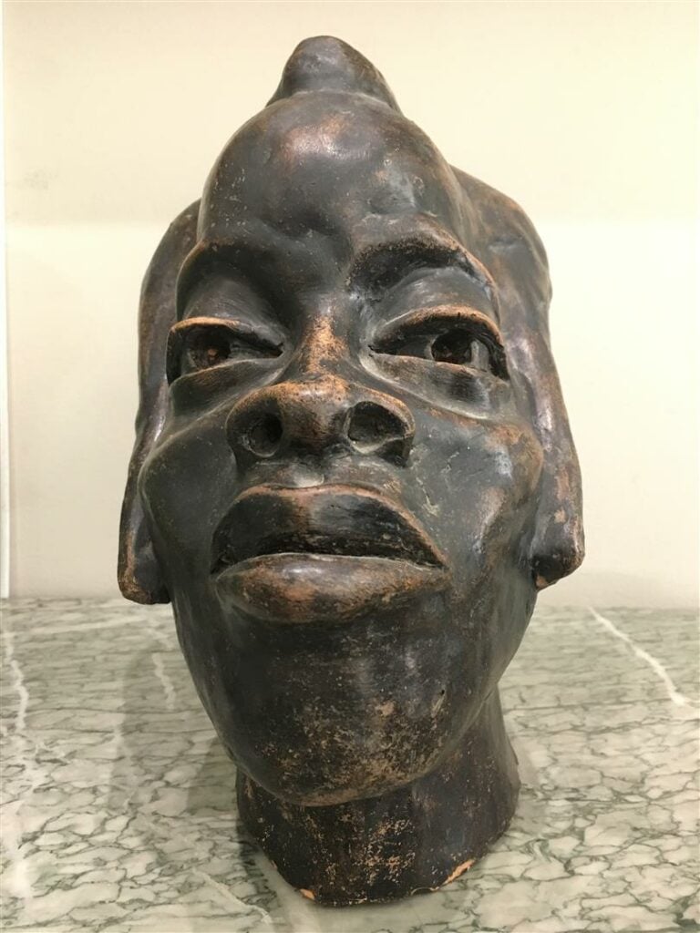 Portrait d'africain - Sculpture en terre cuite patinée. - Hauteur: 30 cm.