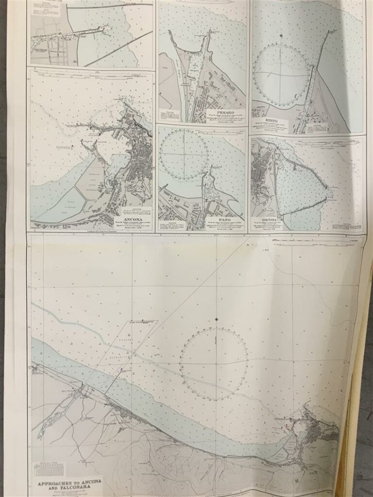 Ensemble d'environ 120 cartes de navigation, essentiellement des ports de Médit…
