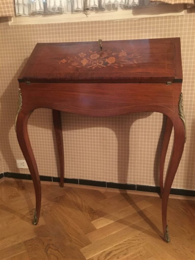 Petit bureau dos d'âne, l'abattant marqueté de fleurs. On y ajoute la paire de…