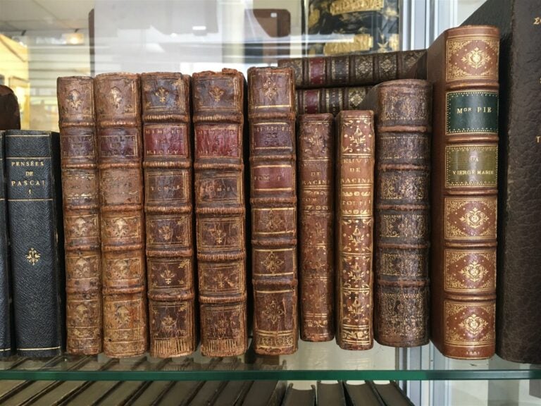 Lot de reliures décoratives XVIII° siècle. Séries incomplètes; - Pleine reliure…