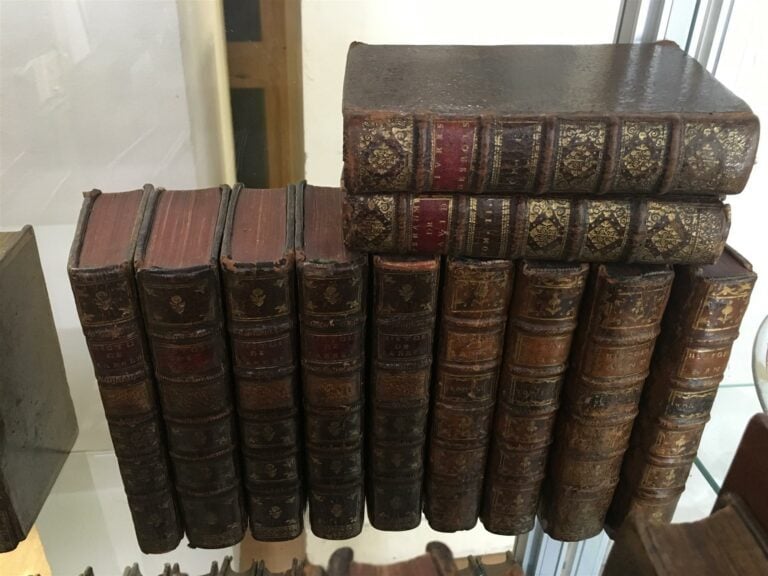 Lot de reliures décoratives XVIII° siècle. Séries incomplètes; - Pleine reliure…