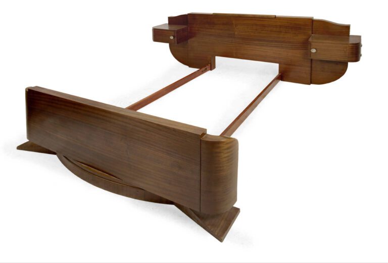 TRAVAIL ART DECO - Ensemble comprenant une coiffeuse et un lit en bois de placa…