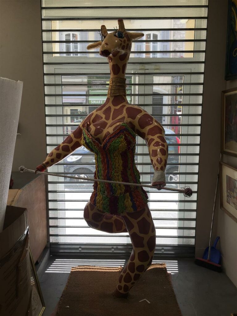 Travail vers 2000. - La Girafe majorette - Sculpture décorative réalisée de mat…