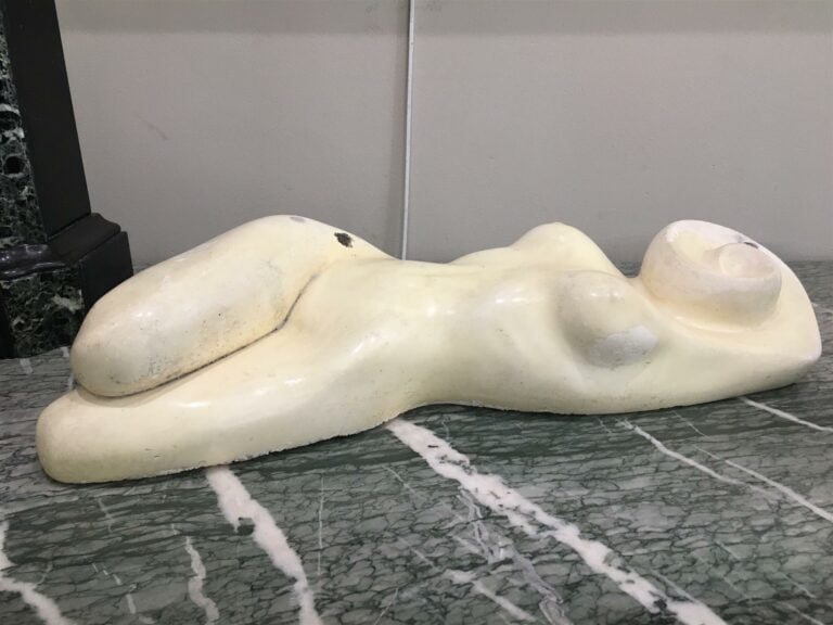 Femme allongée - Sculpture en plâtre patiné, signée (illisible, manques et marq…