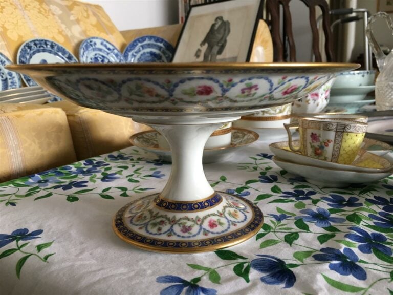 LIMOGES pour la maison ROUARD. - Partie de service à dessert en porcelaine dure…