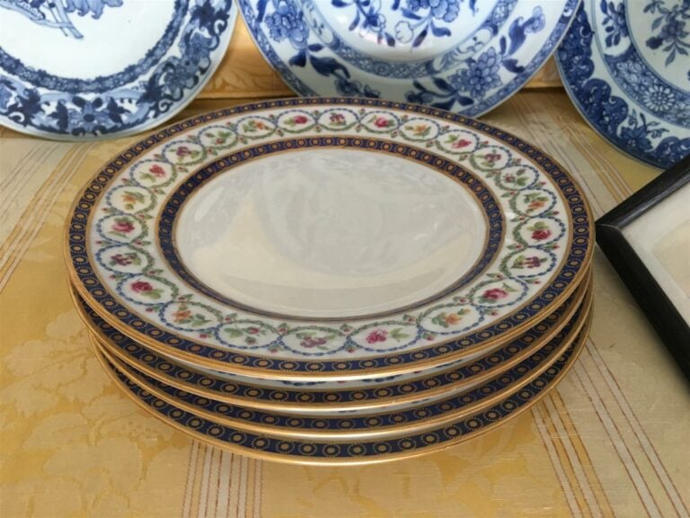 LIMOGES pour la maison ROUARD. - Partie de service à dessert en porcelaine dure…