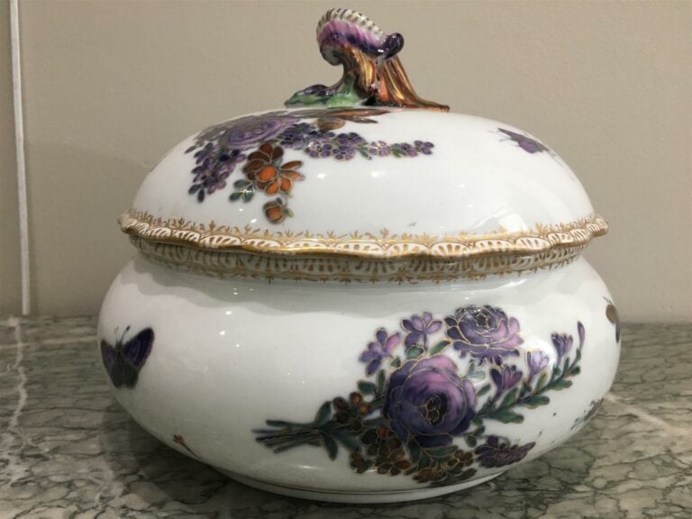 Soupière en porcelaine de Meissen, à décor polychrome d'insectes et de bouquets…