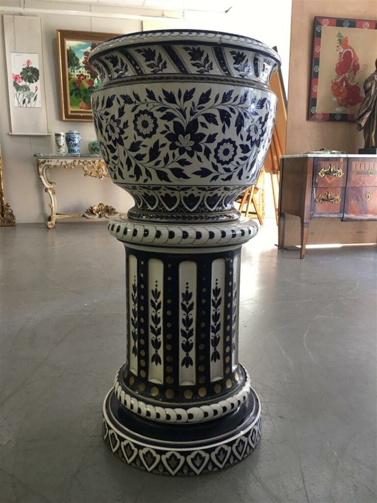 Important cache-pot sur son socle en faïence de Sarreguemines, à décor blanc, b…