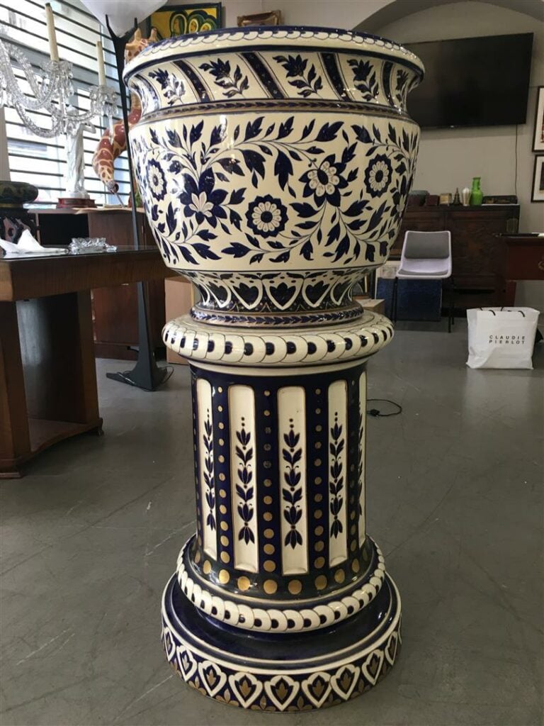 Important cache-pot sur son socle en faïence de Sarreguemines, à décor blanc, b…