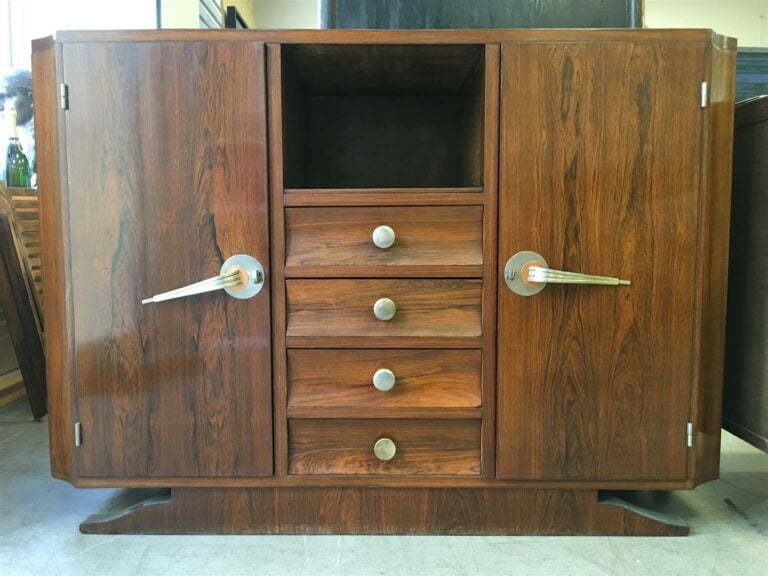 Buffet en placage de palissandre, ouvrant par quatre tiroirs centraux et deux v…