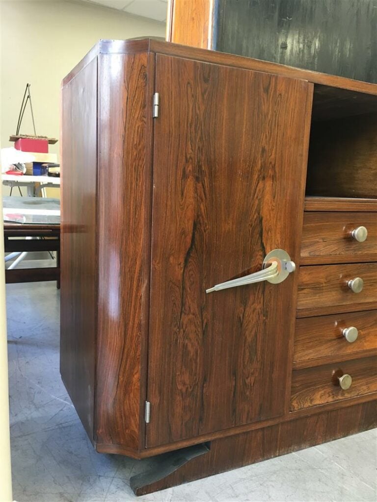 Buffet en placage de palissandre, ouvrant par quatre tiroirs centraux et deux v…