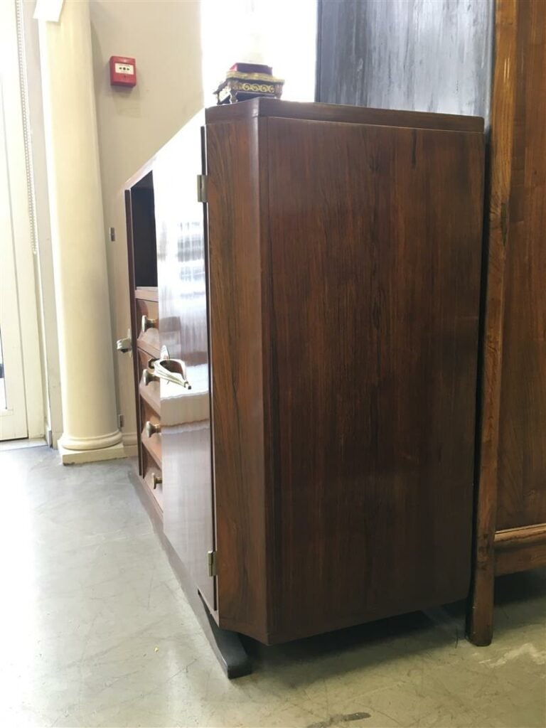 Buffet en placage de palissandre, ouvrant par quatre tiroirs centraux et deux v…