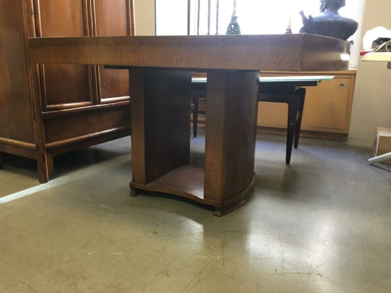 Table de salle à manger en palissandre et placage de palissandre, le plateau en…