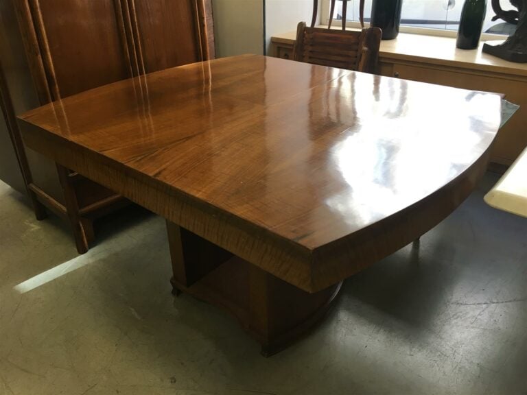 Table de salle à manger en palissandre et placage de palissandre, le plateau en…