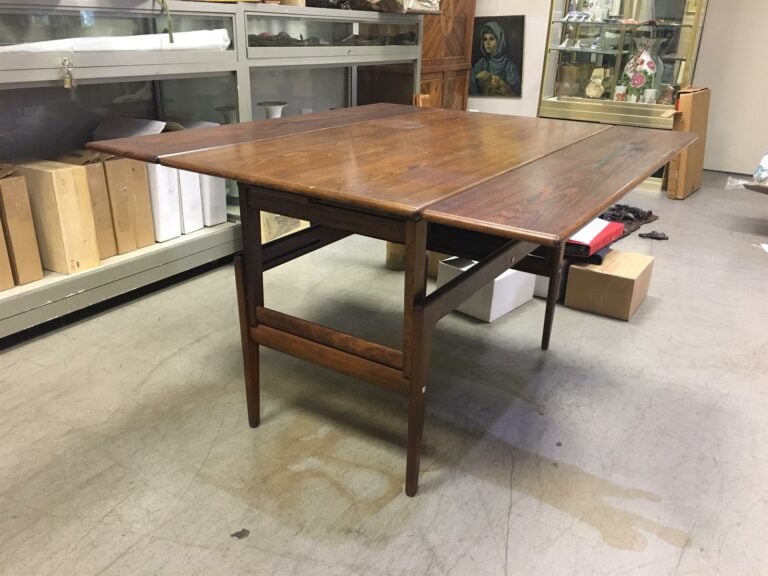 Table basse en palissandre et placage de palissandre, le plateau présentant un…