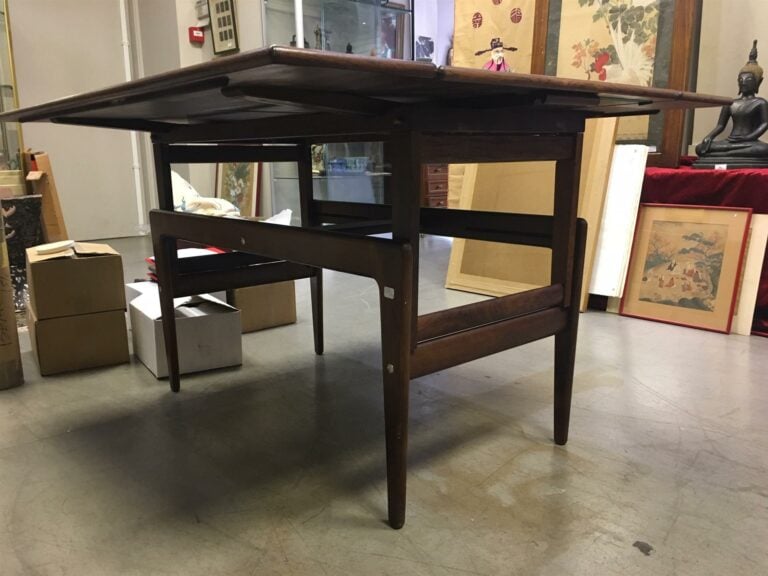 Table basse en palissandre et placage de palissandre, le plateau présentant un…