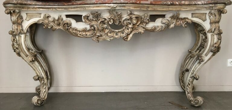 Importante table-console en bois sculpté, ajouré et laqué bleu-gris et doré, à…