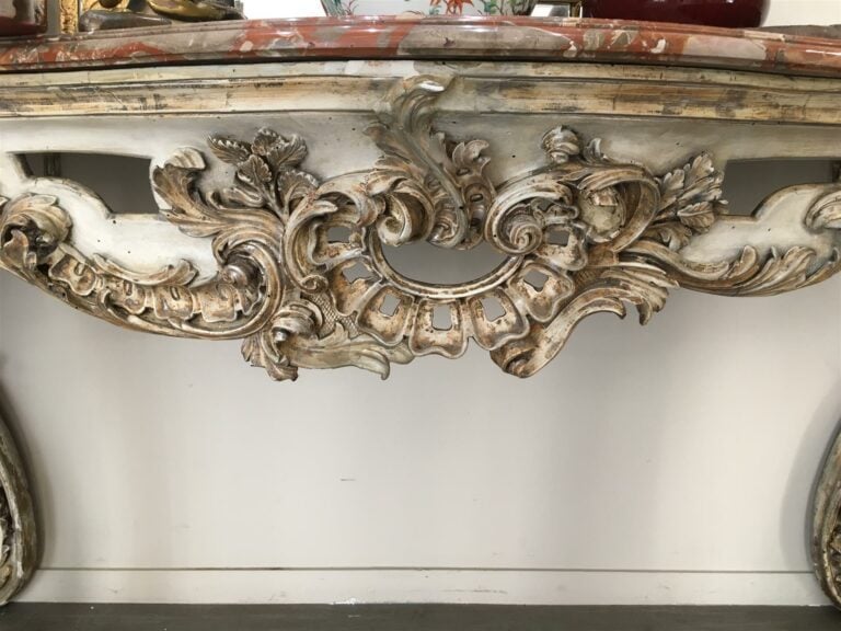 Importante table-console en bois sculpté, ajouré et laqué bleu-gris et doré, à…