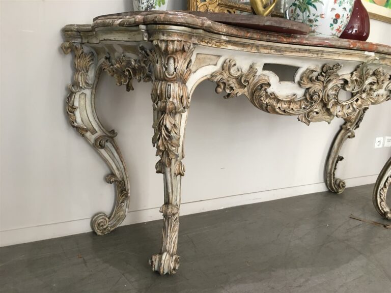 Importante table-console en bois sculpté, ajouré et laqué bleu-gris et doré, à…