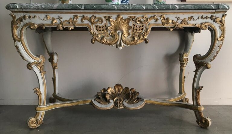 Importante table-console en bois sculpté, stuqué, ajouré et laqué blanc, la faç…