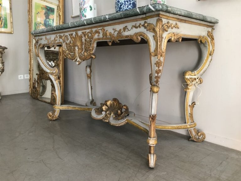 Importante table-console en bois sculpté, stuqué, ajouré et laqué blanc, la faç…