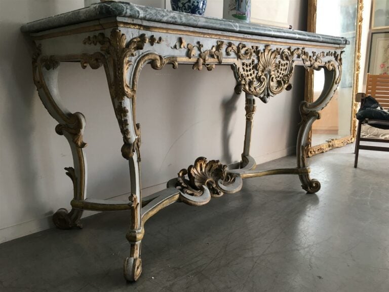 Importante table-console en bois sculpté, stuqué, ajouré et laqué blanc, la faç…