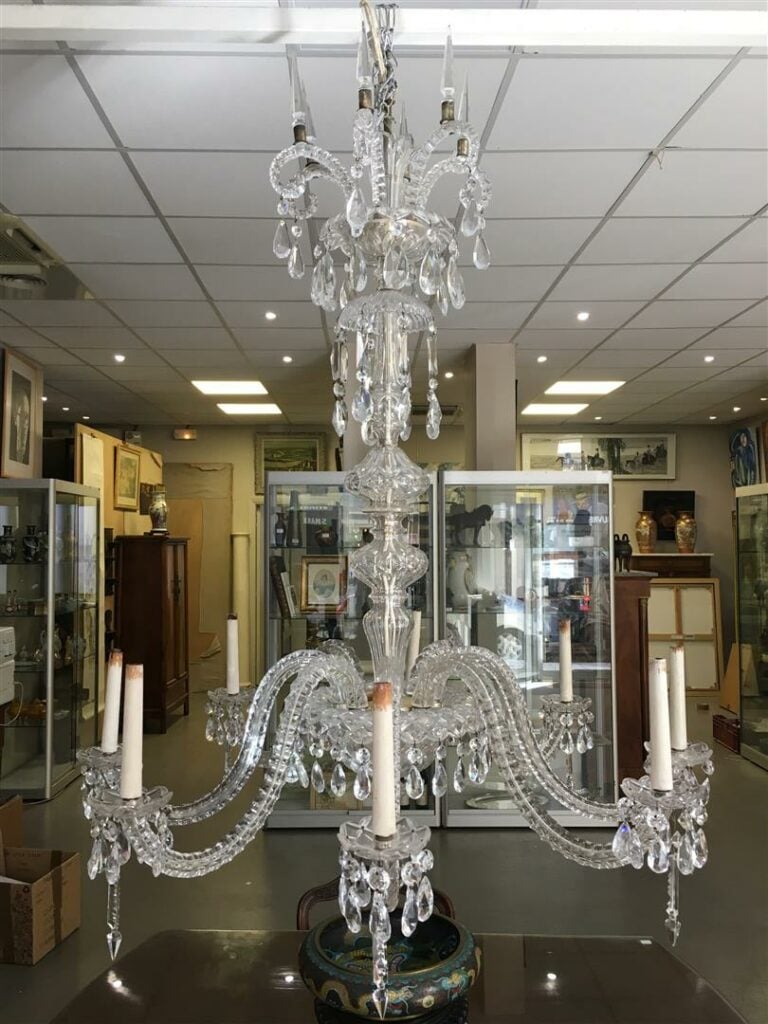 Lustre en verre de Murano à huit bras de lumière. - Hauteur: environ 125 cm. ;…