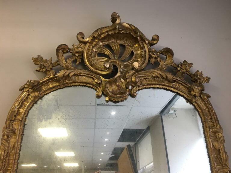 Importante paire de miroirs en bois sculpté, sculpté et doré, le fronton cintré…