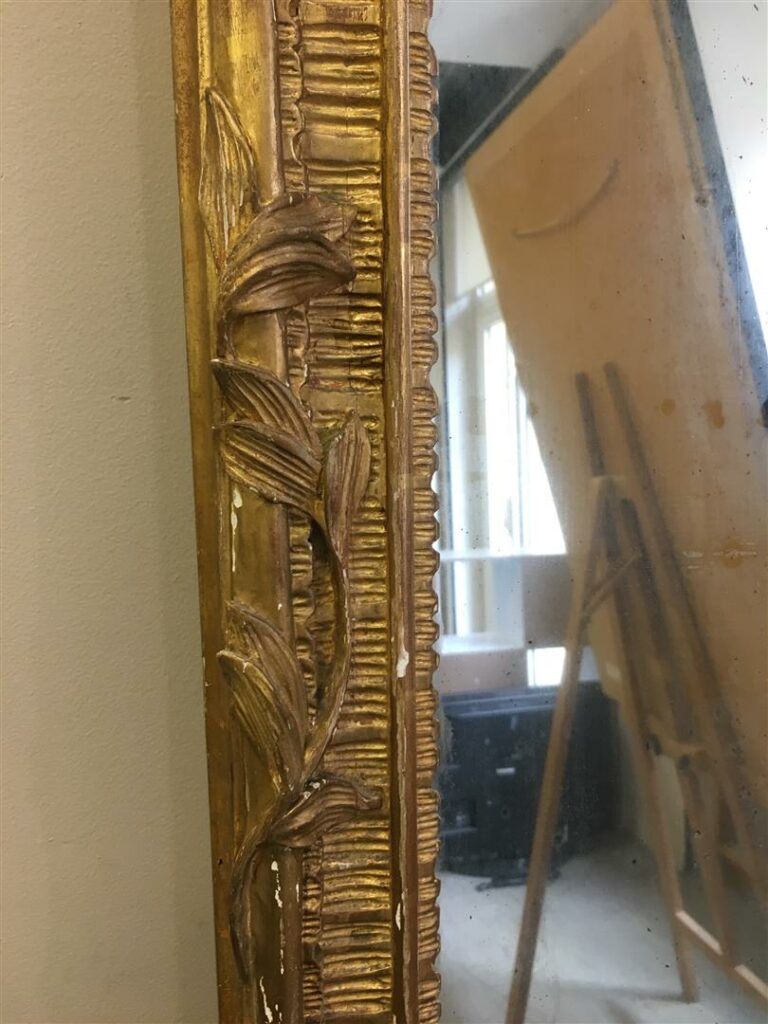 Importante paire de miroirs en bois sculpté, sculpté et doré, le fronton cintré…