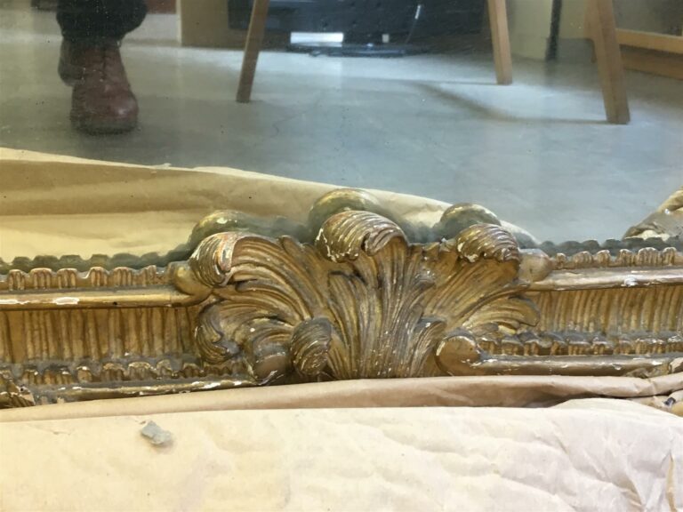 Importante paire de miroirs en bois sculpté, sculpté et doré, le fronton cintré…
