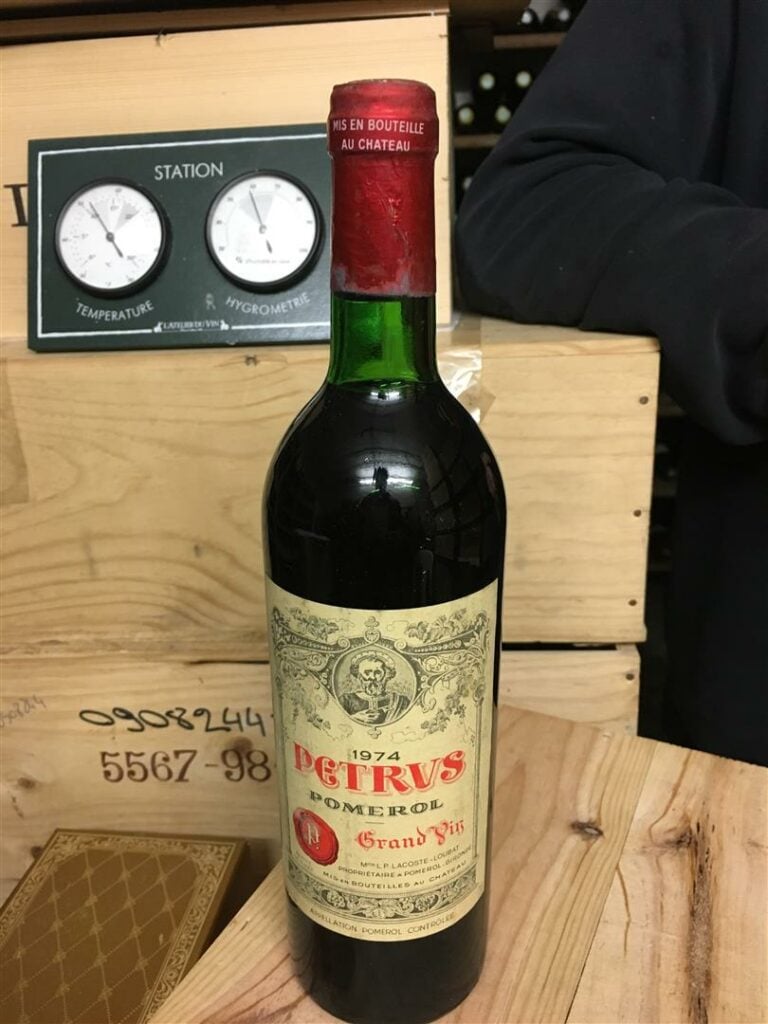 1 bouteille CHATEAU PETRUS, Pomerol, 1974 (légèrement basse).